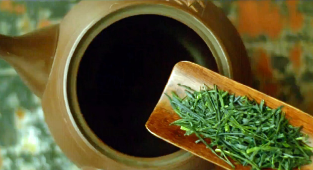 写真：急須にお茶の葉を入れている